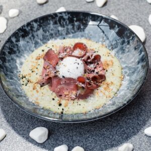 Wheat porridge with pesto, poached egg and roast beef